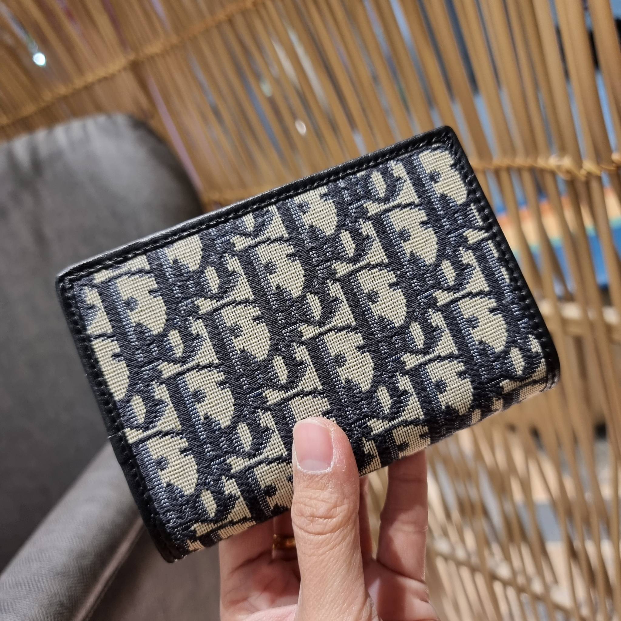 VIP 】CD MULTI WALLET WITH GWP กระเป๋าสตางค์ขนาดเหมาะมือ พรีเมี่ยมกิ๊ฟจากเคาน์เตอร์ ดีไซน์แปลกใหม่ ไม่ซ้ำใคร สลับเปิดได้ 2 ฝั่ง ตรงกลางเป็นช่องซิป วัสดุผ้าแคนวาสปักลาย สลับหนังแท้ภายใน ภายในมีช่องใส่บัตร ใส่ธนบัตรได้ สะดวกใช้มากๆ มาพร้อม box set ในราคาที่ถ