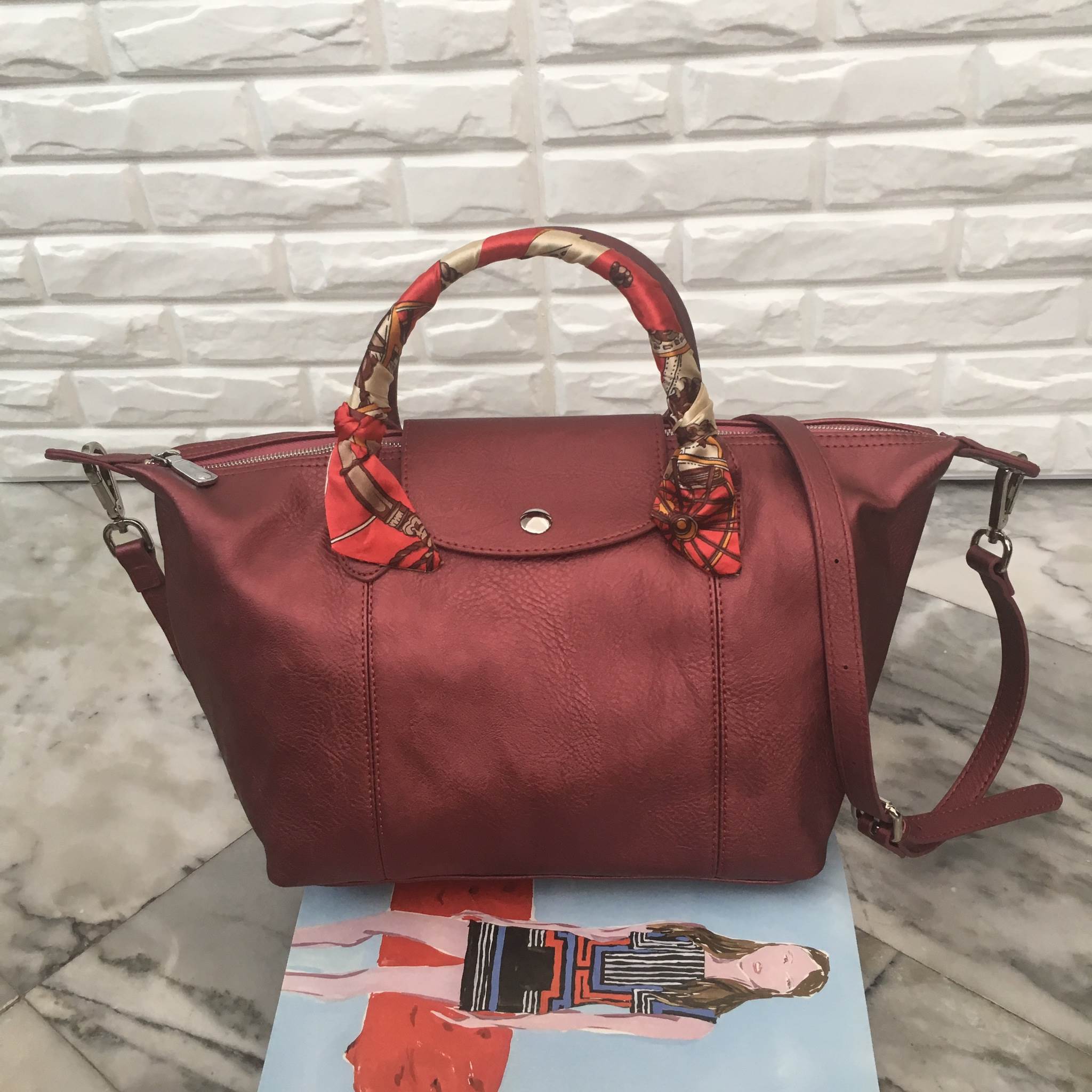 สีมาใหม่ค่า 🐼New arrival! KEEP ทรง longchamp รุ่น Duo Sister - สีแดงผสม กลิ้ตเตอร์ สวยมากคะ ตัวกระเป๋าหนังแกะสังเคราะห์ ลายหนังสวยมากๆคะ นิ่ม สุดๆ รุ่นนี้ จะมี 2 ขนาด คือ mini และ basic ไซด์ ทรงนี้ เป็นทรงที่ใช้งานง่าย ใช้ได้ทุกโอกาสจริงๆคะ ตัวกระ