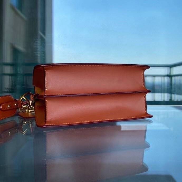 COACH BEAT SHOULDER BAG IN SIGNATURE CANVAS WITH PATCHES พร้อมส่งที่ไทย คอลเลคชั่นใหม่สุดปัง อลังเวอร์!//กระเป๋าถือ สะพายไหล่ลาย SIGNATURE ตกแต่งความเก๋ด้วยแผ่นแปะลวดลายที่มีเฉพาะจาก COACH คอลเลคชั่นนี้เท่านั้น