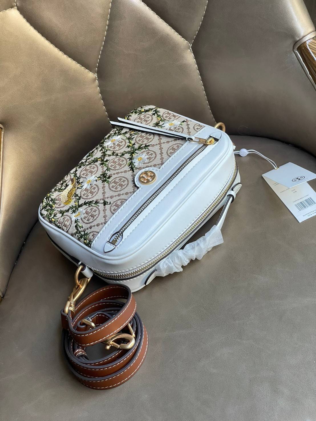 ของแท้ 💯% 】TORY BURCH T MONOGRAM JACQUARD CAMERA BAG การออกแบบที่เรียบง่าย แต่ยังคงความหรูหราเอาไว้ โดดเด่นด้วยลวดลาย T Monogram ซึ่งสามารถบ่งบอกความเป็นตัวตนของแบรนด์ได้อย่างชัดเจน