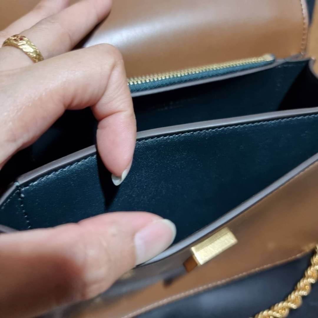 TORY BURCH ELEANOR SMALL CONVERTIBLE SHOULDER BAG ฮอตไอเท็ม รุ่นนี้ขายดีขายหมด สวยหรู คุณหนู ผู้ดี!! หายากมากแล้วน้า กระเป๋าสะพายข้าง ดีไซน์อยู่ทรง ขนาดกำลังสะดวกใช้สำหรับสาว วัสดุหนังแท้เต็มใบ สีทูโทน เปิด-ปิดด้วยแถบแม่เหล็ก ภายในแบ่งสัดส่วนได้เป็นอย่างด