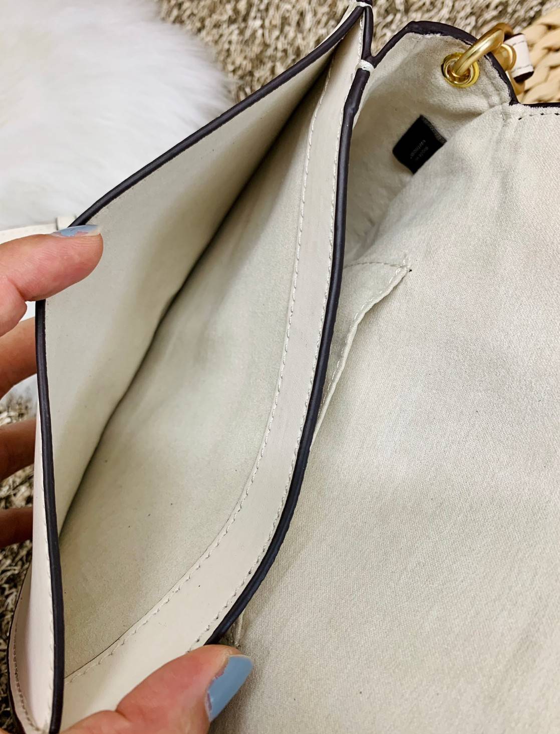 ใหม่ล่าสุด สวยก่อนใครแน่นอนค่า😘COACH ELLEN CROSSBODY WITH DAISY EMBROIDERY((C2863)) 💐พร้อมส่งจำนวนจำกัดค่ะ! กระเป๋าสะพายแบบครอสบอดี้ร์ หนังแท้นิ่มอย่างดีค่ะ 💐ด้านหน้าปักดอกซี่ความหมายดีๆ ละมุนสวยงามมากๆค่ะ เปิดปิดกระเป๋าแบบแม่เหล็ก