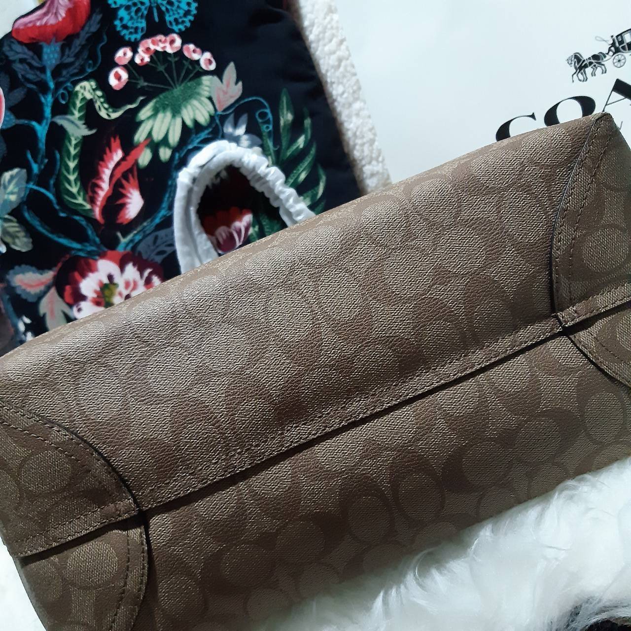 ของแท้ 💯% COACH C5696 CITY TOTE IN SIGNATURE CANVAS กระเป๋าถือทรงโท้ทใบใหญ่ ใส่ของได้ของครบครัน รุ่นใหม่ล่าสุด!! ⭐️⭐️ ขายดีทุกไซส์ ทุกสีจริงๆรุ่นนี้ ✔️✔️ สะพายคล้องไหล่ได้เก๋ๆ วัสดุหนังแคนวาสคุณภาพดี