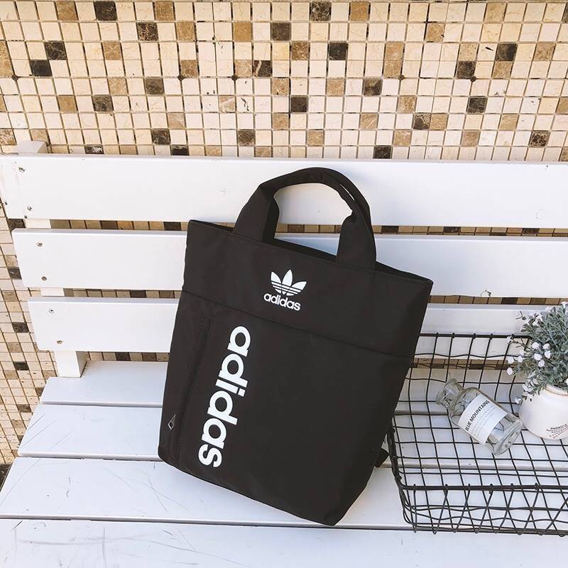 Adidas Handbag & Backpack กระเป๋าเป้ใช้ได้ทั้งชายหญิง ขนาดกำลังดี น้ำหนักเบา ด้านหน้าสกรีนโลโก้แบรนด์ เปิดปิดด้วยซิปสะดวกใช้ หูจับถนัดมือ สายสะพายยาวเลื่อนปรับได้ตาม ด้านหน้า มีช่องซิปvภายในมีช่องซิปแยกเก็บของ ช่องใส่ Laptop, A4 ได้ค่ะ