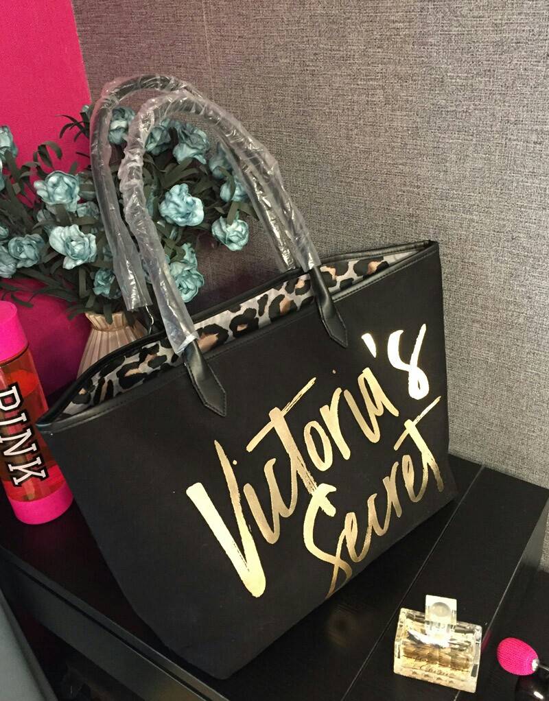New Arrival! Victoria's Secret Canvas Large Tote Bag♡ กระเป๋าสะพายใบใหญ่ จุของได้คุ้ม! วัสดุทำจากผ้า canvas เต็มใบ ด้านหน้าแต่งโลโก้แบรนด์สีทอง สวยวับ! ด้านในบุผ้าปั้มลายเสือ มีของใส่ของจุกจิกค้า จะถือไปเที่ยวทะเลสักคืนสองคืน ใบนี้เอาอยู่คะ