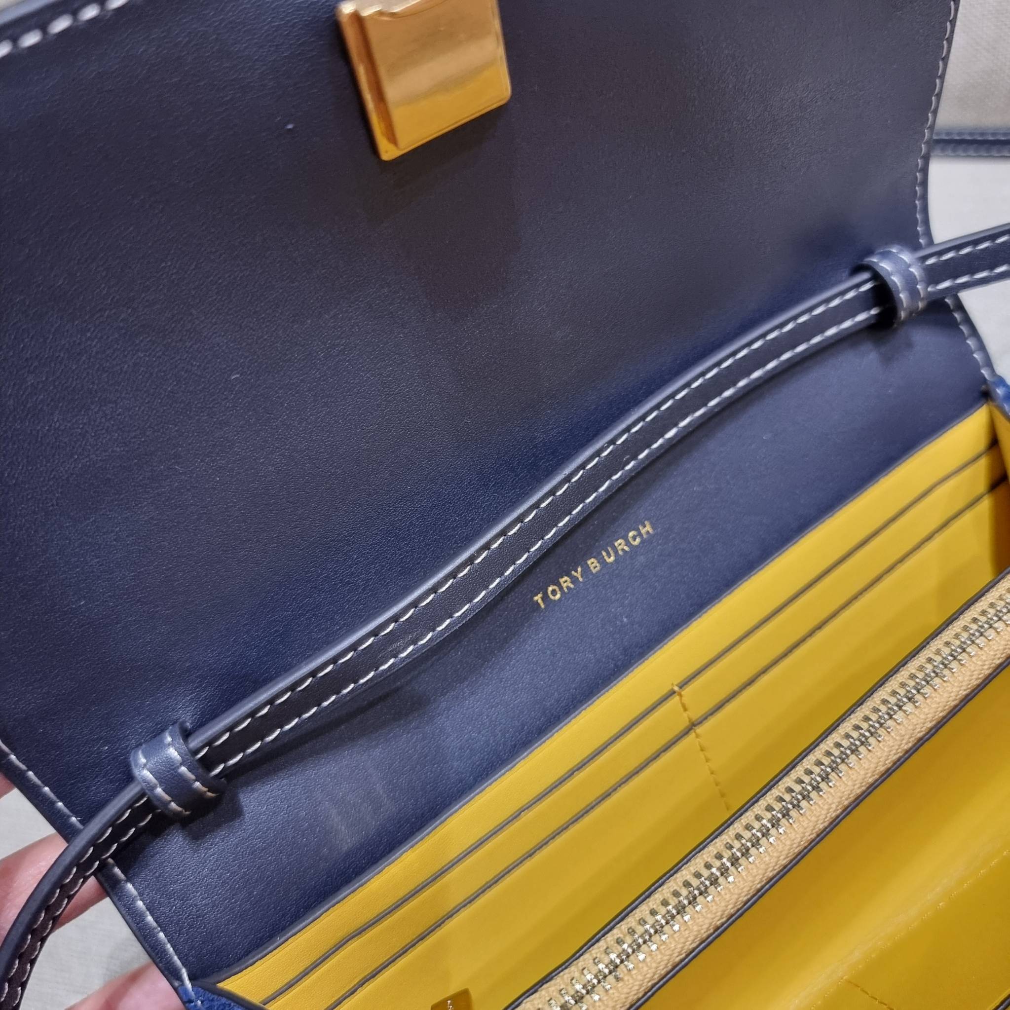 TORY BURCH T MONOGRAM JACQUARD CROSSBODY WALLET best seller ของคอลเลคชั่นนี้ ต้องไม่พลาด กับกระเป๋าสะพายกึ่งกระเป๋าสตางค์ ที่ช่วยให้ชีวิตง่ายขึ้น วัสดุผ้า jacquard ตัดสลับหนังแท้ เปิด-ปิดแบบฝาปิดแม่เหล็ก ภายในใส่ธนบัตรได้ มีช่องใส่บัตร และยังมีช่องซิปอีกด