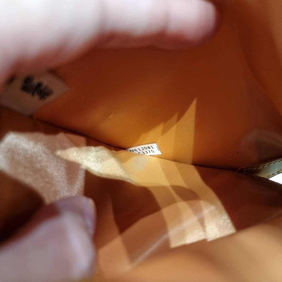 COACH C3375 MEDIUM CORNER ZIP WALLET IN SIGNATURE CANVAS WITH DAISY PRINT ดีไซน์ใหม่ล่าสุด!! คอลเลคชั่นลายพริ้นท์ เพิ่มลูกเล่นให้กระเป๋าสตางค์ของคุณ กับกระเป๋าสตางค์ใบกลาง ขนาดกำลังเหมาะมือ วัสดุหนังแคนวาส ดูแลรักษาง่าย มีช่องใส่บัตรและธนบัตรครบ และช่องซิ