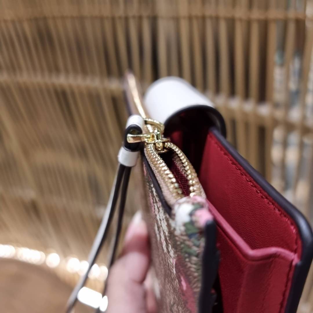 COACH C3371 TECH PHONE WALLET WITH SPACED WILDFLOWER ดีไซน์ใหม่ คอลเลคชั่นสวยหรู กระเป๋าสตางค์พร้อมสายคล้องมือ ง่ายต่อชีวิตมากจ้า!! มันดีอะไรเบอร์นี้ ใส่ได้ทั้งบัตร และโทรศัพท์ก็ใส่ได้ทุกรุ่น แถมยังมีช่องซิปแยกไปอีก ช่องเยอะไม่ต้องห่วงจริงๆ วัสดุหนังแคนวา