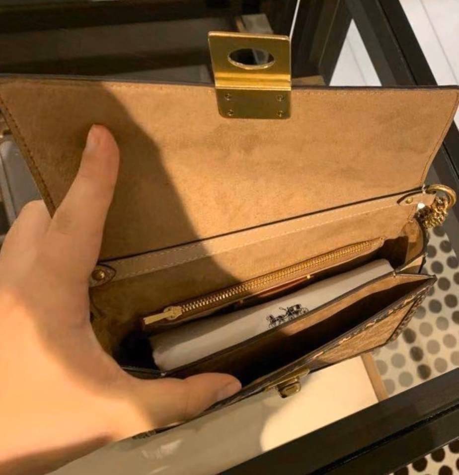 COACH HUTTON SHOULDER BAG IN SIGNATURE CANVAS sold out ไปกันทั่วหน้าในหลายประเทศ กับกระเป๋าสะพายที่สุดของความหรู ดีไซน์คลาสสิควินเทจ ลูกเล่นสีแทนสนิมตัดกับอะไหล่สีทองเหลืองดูย้อนยุคและหรูหรา วัสดุหนังแคนวาสสลับหนังแท้ สายสะพายโซ่สลับหนัง ปรับสะพายได้ 2 แบ