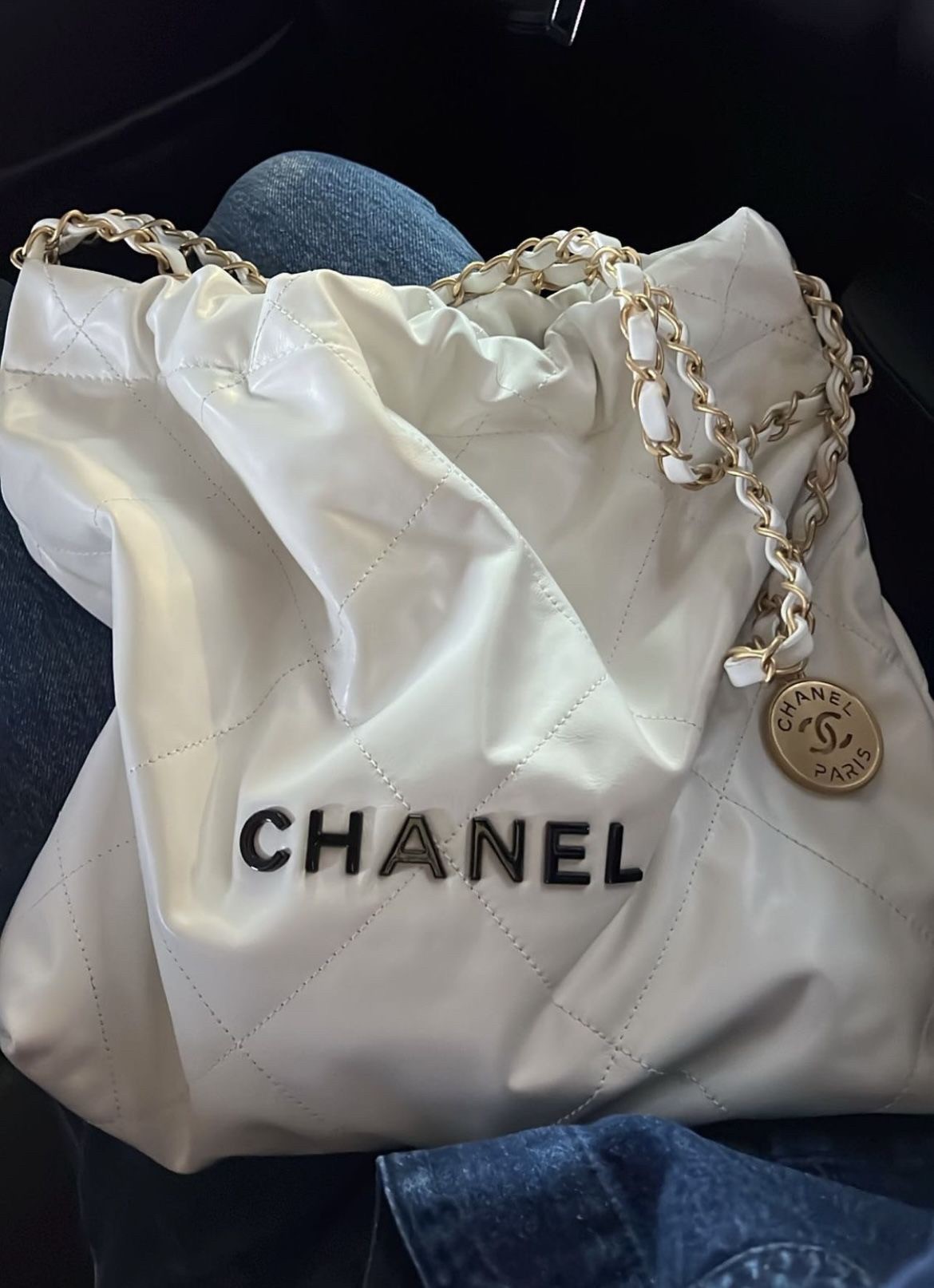 CHANEL 22 LEATHER HANDBAG พร้อมส่ง 2 สี ทรงยอดฮิตในปี 2023 กระเป๋าหิ้วหรือคล้องไหล่ได้ หนังอย่างดี หนังนิ่มมากๆ ยืดยุ่นได้ดีมีความทนทาน
