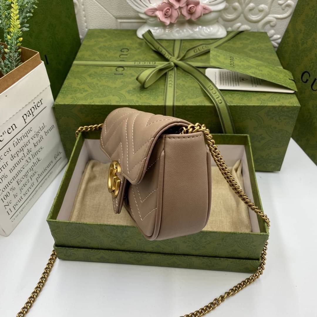 หนังแท้ GUCCI GG Marmont Super Mini กระเป๋าสะพายข้างใบเล็ก น้องมินิ น่ารั๊กมุ้งมิ้ง วัสดุหนังแท้เชฟรอน สายสะพายแบบโซ่ อะไหล่ทองหรูหรา ด้านหน้าประดับโลโก้แบรนด์หรู ทนทาน แข็งแรง น้ำหนักเบา น่ารักมุ้งมิ้ง ไม่ควรพลาดเลยค่า ภาพสินค้าถ่ายจากงานขายจริง ใช้งานต่