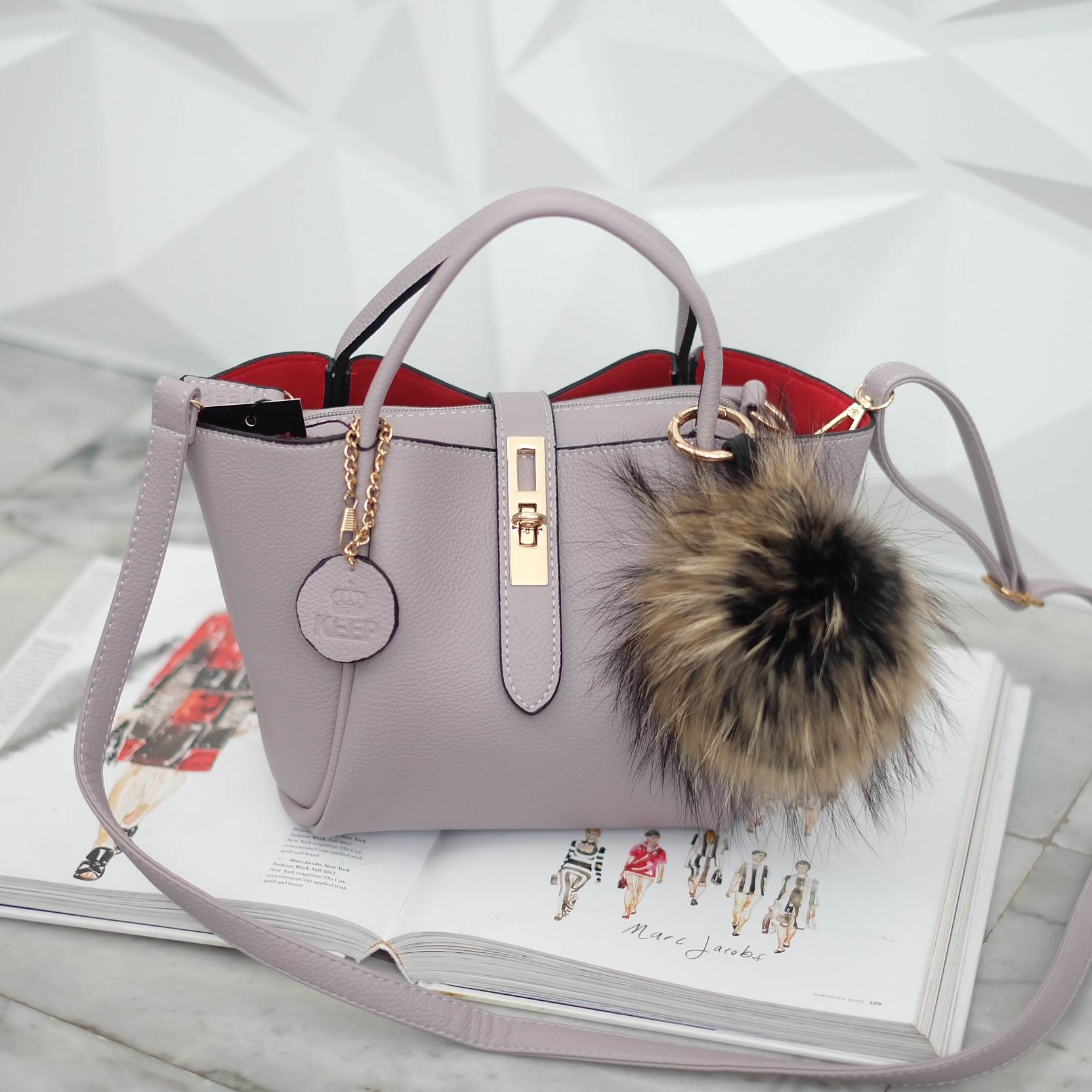 โฉมใหม่ ไฉไลกว่าเดิม 🌈everyday keep handbag 👑สวย หรู เวอร์วัง อีกแล้วค่า 👍 กระเป๋า ถือ//สะพายข้าง หนังสวยๆ มาพร้อมพวงกุญแจ ปอมปอม ฟรุ้งฟริ้ง ขนเฟอร์แท้ ยิ่งใช้ยิ่งฟูสวย น่ารักมาก เข้ากับกระเป๋าคะอย่างดี กระเป๋า เนื้อนิ่มหนา อยู่ทรง