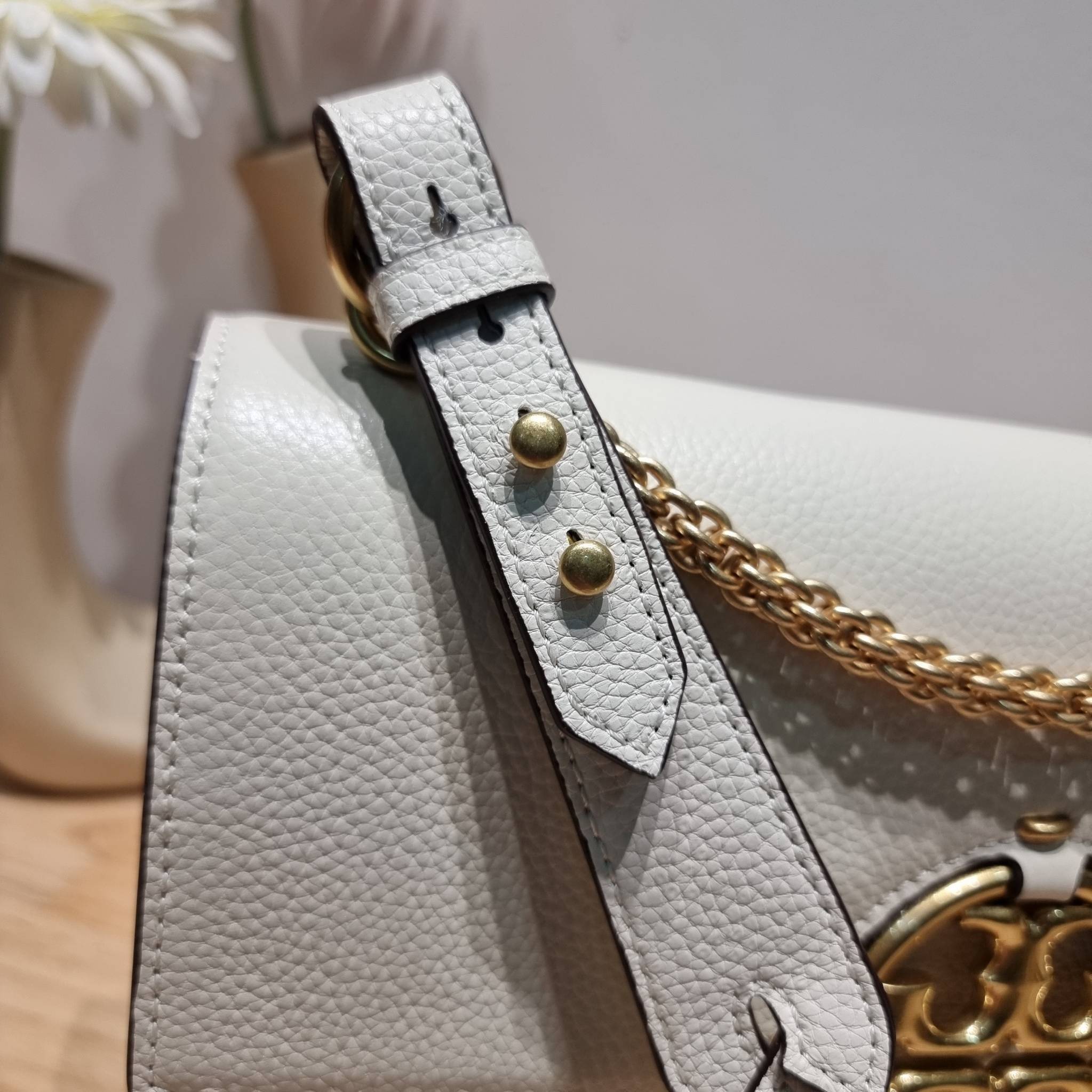 TORY BURCH MILLER SHOULDER BAG / Tory Burch Bag รุ่นยอดนิยม รุ่นหายาก รุ่นที่สาวๆตามหา ใบนี้เลย!! สวยหรู ผู้ดีทุกสี กระเป๋าสะพายไหล่ ดีไซน์อยู่ทรง คลาสสิคแฝงความหรูด้วยโลโก้สีทองอร่ามโดดเด่น