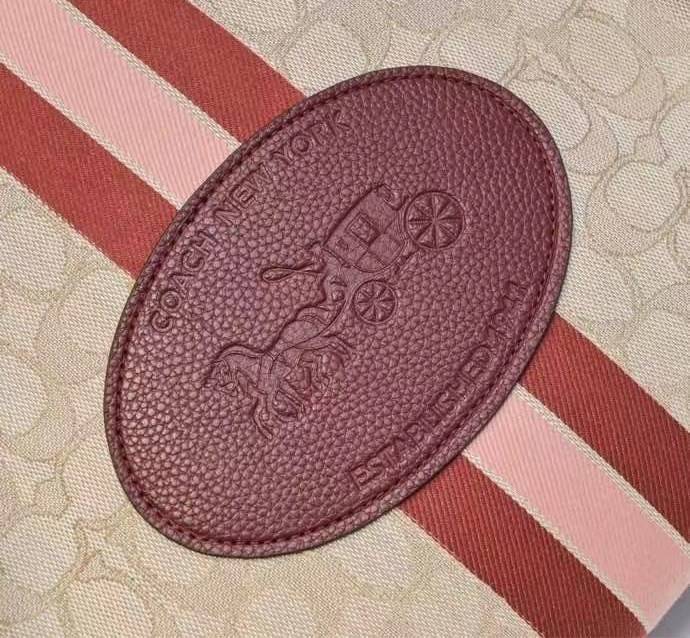 OUTLET 】COACH DEMPSEY TOTE IN SIGNATURE JACQUARD COACH C1917 Dempsey Field Tote คอลเลคชั่นใหม่ เอาใจสายคุณหนู กระเป๋าทรงโท้ท ไซส์กำลังสวย น่ารักน่าใช้มากๆ ฟังก์ชั่นการใช้งานสะดวกที่สุด มีทั้งสายคล้องในตัว และสายครอสบอดี้ วัสดุผ้า jacquard สลับหนัง pepble 