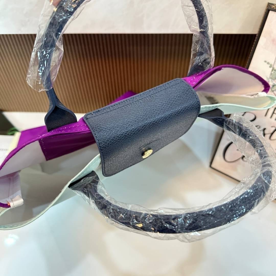 LONGCHAMP LE PLIAGE RE-PLAY TOP HANDLE BAG สินค้ารุ่นลิมิเต็ด collection สุดปัง ซื้อใบเดียวเหมือนได้2 ใบ กระเป๋าสะพายแนวตั้งที่กว้างขวาง มีเอกลักษณ์เฉพาะตัวแต่มีดีไซน์ที่น่าดึงดูด