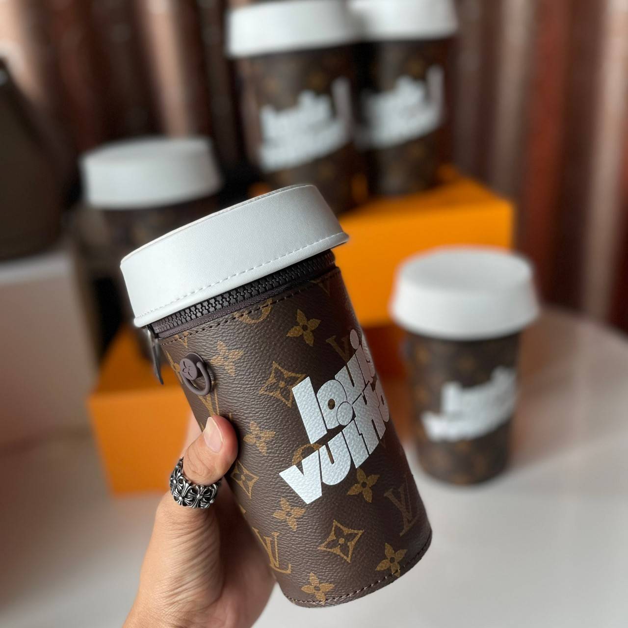 LOUIS VUITTON COFFEE CUP limited งานหนังแท้สวยมาก ใส่โทรศัพท์ได้ มีพื้นที่ว่างให้ใส่กระเป๋าตังค์ยาวได้อีกด้วย น่ารัก เก๋ๆ คูลๆ เลยค่าา