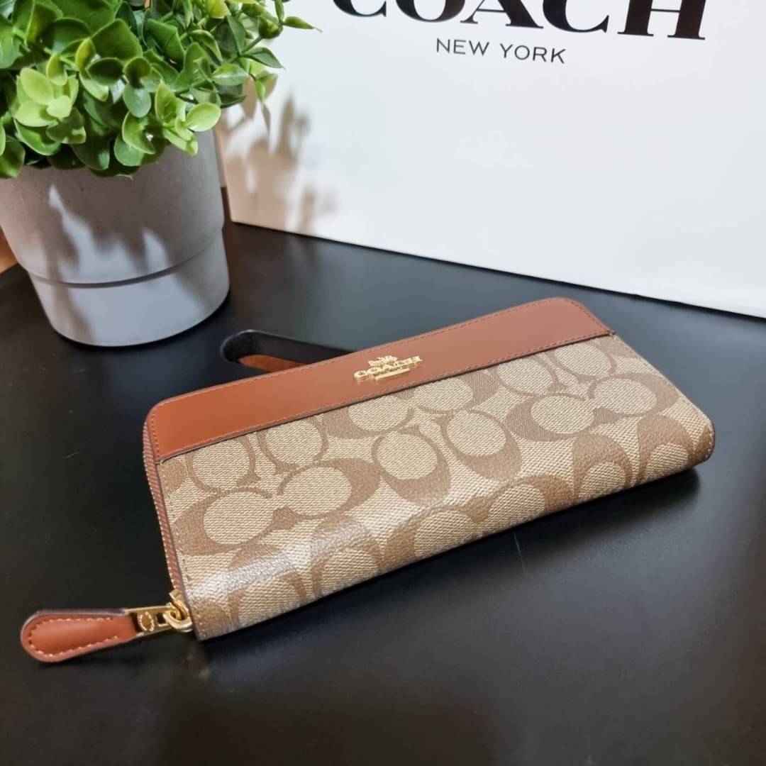 COACH F76873 ACCORDION ZIP WALLET IN SIGNATURE CANVAS Best seller กระเป๋าสตางค์รุ่นคลาสสิค ซิกเนเจอร์ของแบรนด์ ที่ขายดีตลอดกาล วัสดุหนังแคนวาสเคลือบสลับหนังแท้ เปิด-ปิดด้วยซิปรอบ รูดใช้งานง่าย ใส่บัตรได้ มีช่องซิปใส่เหรียญ ใส่มือถือได้ พกใบนี้ใบเดียวเอาอย
