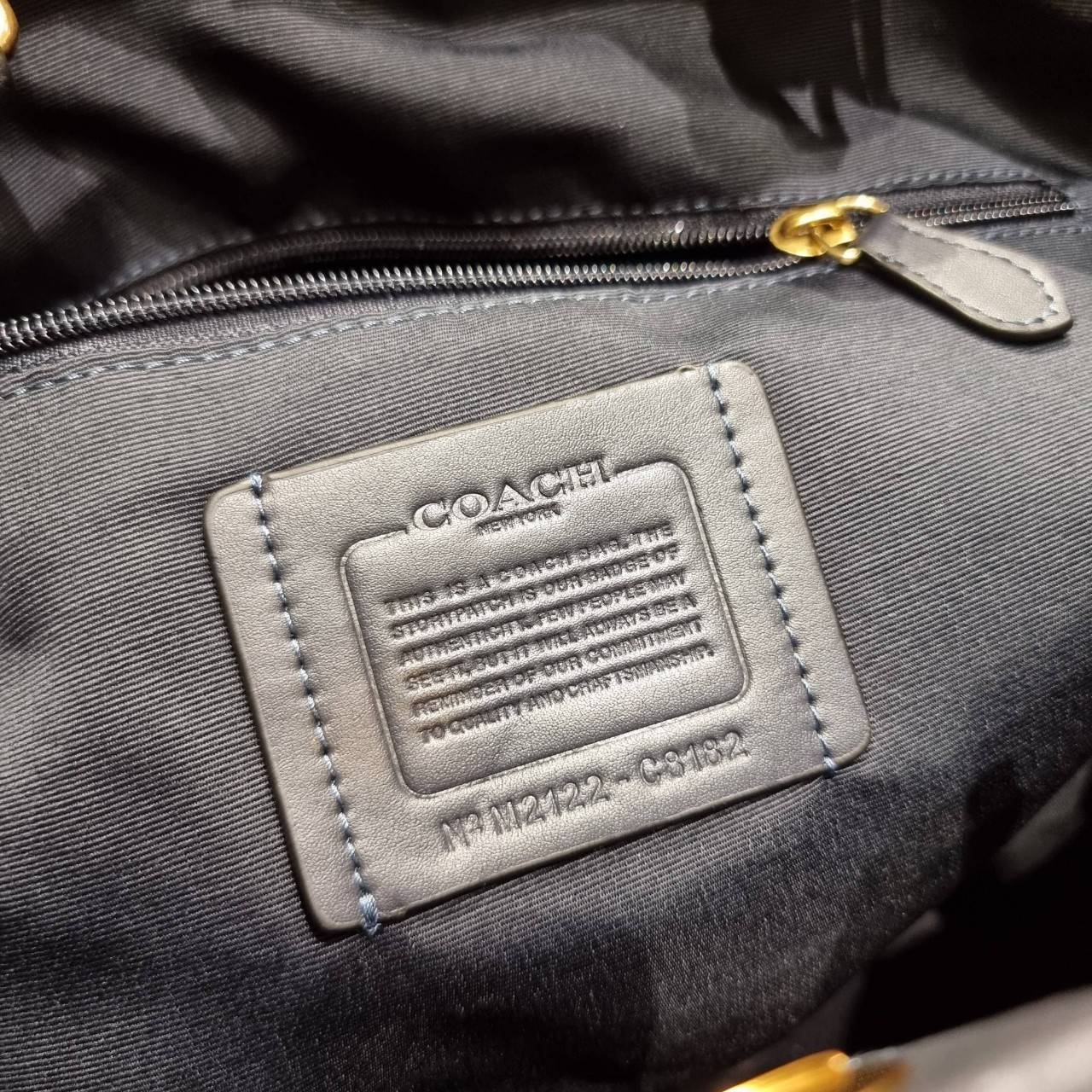 COACH C8182 HUDSON DOUBLE HANDLE TOTE IN SIGNATURE CHAMBRAY ใหม่ล่าสุด กระเป๋าทรงโท้ทใบใหญ่ ที่จุดของความจุ ใส่ได้แบบคุ้มๆไปเลย วัสดุผ้าแชมเบรย์ตัดด้วยหนัง pepble สวย คม ดูดี ปากกระเป๋ามีกระดุมแม่เหล็กปิดกันของหล่นได้ ภายในโล่งกว้างมาก ซิกเนเจอร์รุ่นนี้คื