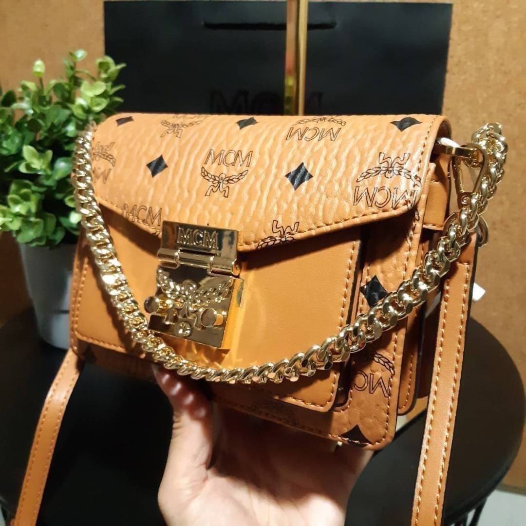 M.C.M MINI PATRICIA CROSSBODY IN VISETOS กระเป๋าสะพายไซส์มินิ เล็กๆแต่ดีเทลยิ่งใหญ่!! เป็นอีกหนึ่งรุ่นที่หรูเกินตัว ด้วยดีไซน์และขนาดพอเหมาะ สาวๆต้องปลื้มแน่นอนใบนี้ วัสดุหนังแคนวาสคุณภาพดีสลับหนังแท้ เปิด-ปิดด้วยตัวกดล็อคอะไหล่ทองสุดหรู ภายในเป็นหนังกลับ