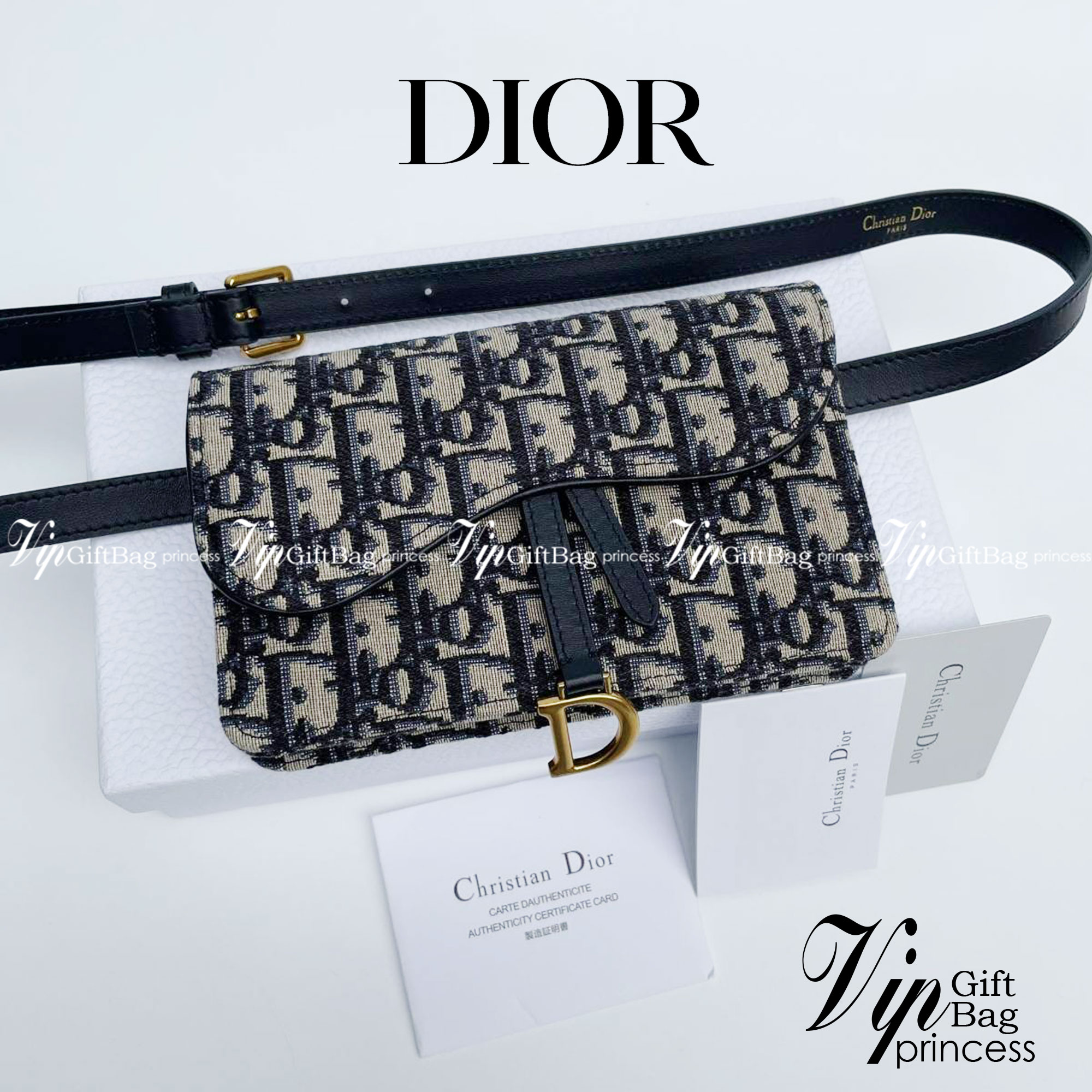 หนังแท้ DIOR SADDLE BELT POUCH Blue Dior Oblique Jacquard กระเป๋าคาดคาอก/คาดเอว เป็นทางเลือกที่ทันสมัยสำหรับกระเป๋าแบบคลาสสิก ตัดเย็บจากผ้าแจ็คการ์ด Dior Oblique โทนสี Navy Blue เข็มขัดถอดออกได้จะช่วยเสริมลุคให้ทุกชุด กระเป๋าคาดเอวจะสะพายไหล่ สะพายข้าง หร