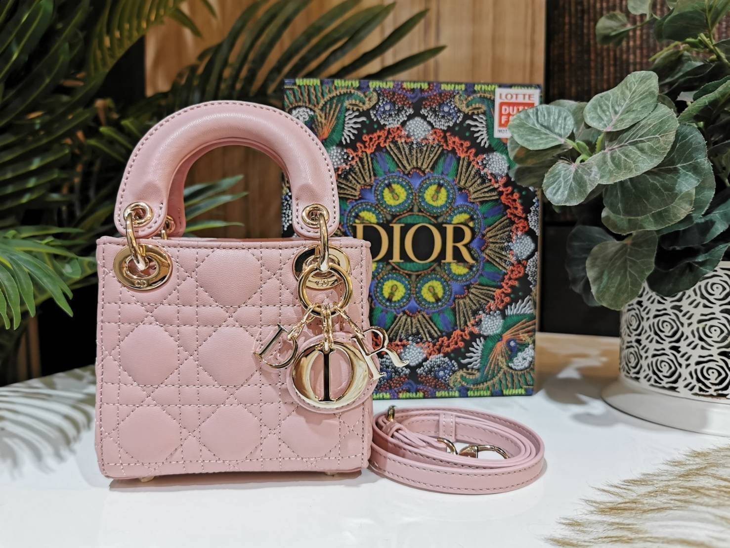 VIP 】CHRISTIAN DIOR MINI BAG VIP GIFT วัสดุหนังแท้ Calfskin ทรงเหลี่ยมหนังสวยหรูอยู่ทรงขึ้นลายเอกลักษณ์แบรนด์ ประดับTAGห้อยโลโก้แบรนด์อะไหล่ทองด้านหน้า เปิดปิดด้วยฝาปิด ภายในโล่งมีโลโก้สามารถใส่มือถือของจุกจิกได้ หูจับถนัดมือ สายสะพายหนังยาวถอดได้ปรับระดั