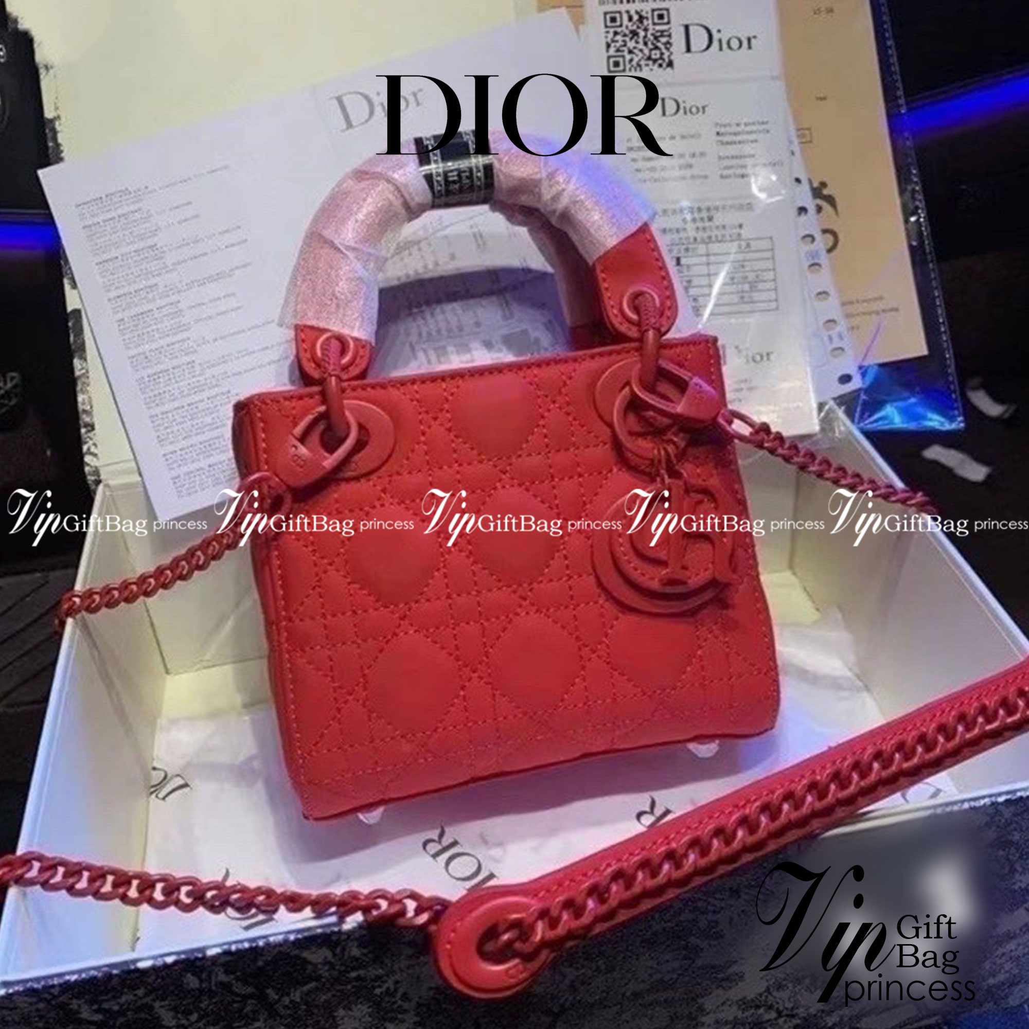 DIOR CD LADY BAG / Christian Dior Lady Dior Ultra-Matte Bag พร้อมส่ง 5 โทนสีพาสเทลหวานๆ น่ารักละมุน ตัวห้อยโลโก้โทนสีเดียวกระเป๋า น่ารักมากค่ะ ดีไซน์เรียบง่าย แต่แฝงไปด้วยความหรูหรา ทรงกล่องคลาสสิค วัสดุหนังแท้ มีหูจับในตัวและสายครอสบอดี้สุดเลิศ มาพร้อมสา