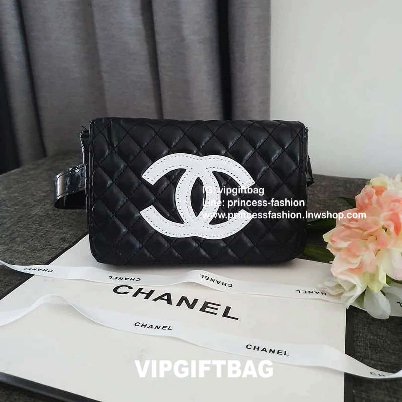 พรีเมี่ยมกิ๊ฟแท้ 100% 🎈กระเป๋า Chanel Quilted Belt Bag (โลโก้ดำ) กระเป๋า Chanel รุ่นนี้สามารถคาดอกหรือคาดเอวได้หมดค่า เปิดปิดด้วยฝาปิดกระดุมแม่เหล็ก ภายในโล่ง ซับในลายเเบรนด์ สามารถใส่ Iphone เครื่องสำอางค์ กระเป๋าสตางค์ ใส่ได้ค่ะ