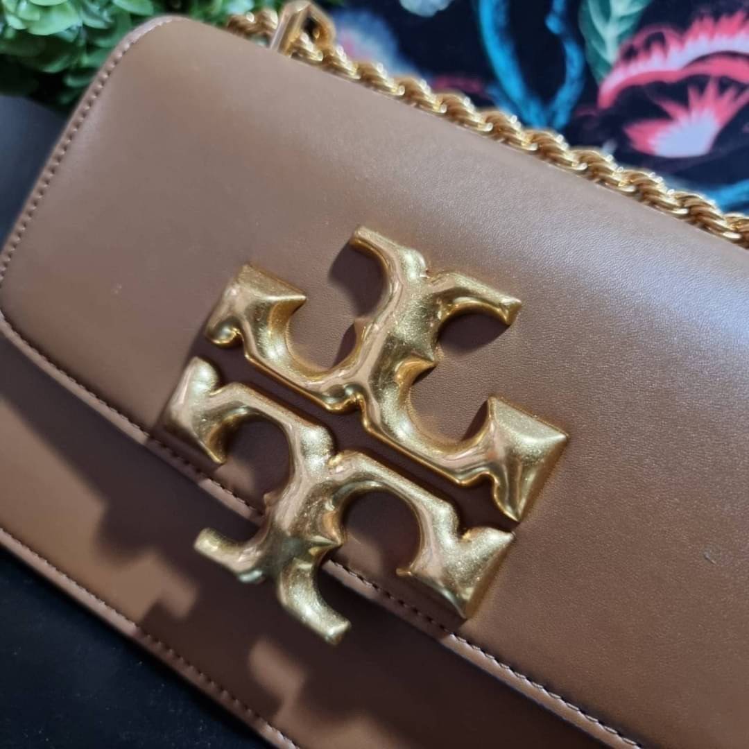 TORY BURCH ELEANOR SMALL CONVERTIBLE SHOULDER BAG ฮอตไอเท็ม รุ่นนี้ขายดีขายหมด สวยหรู คุณหนู ผู้ดี!! หายากมากแล้วน้า กระเป๋าสะพายข้าง ดีไซน์อยู่ทรง ขนาดกำลังสะดวกใช้สำหรับสาว วัสดุหนังแท้เต็มใบ สีทูโทน เปิด-ปิดด้วยแถบแม่เหล็ก ภายในแบ่งสัดส่วนได้เป็นอย่างด