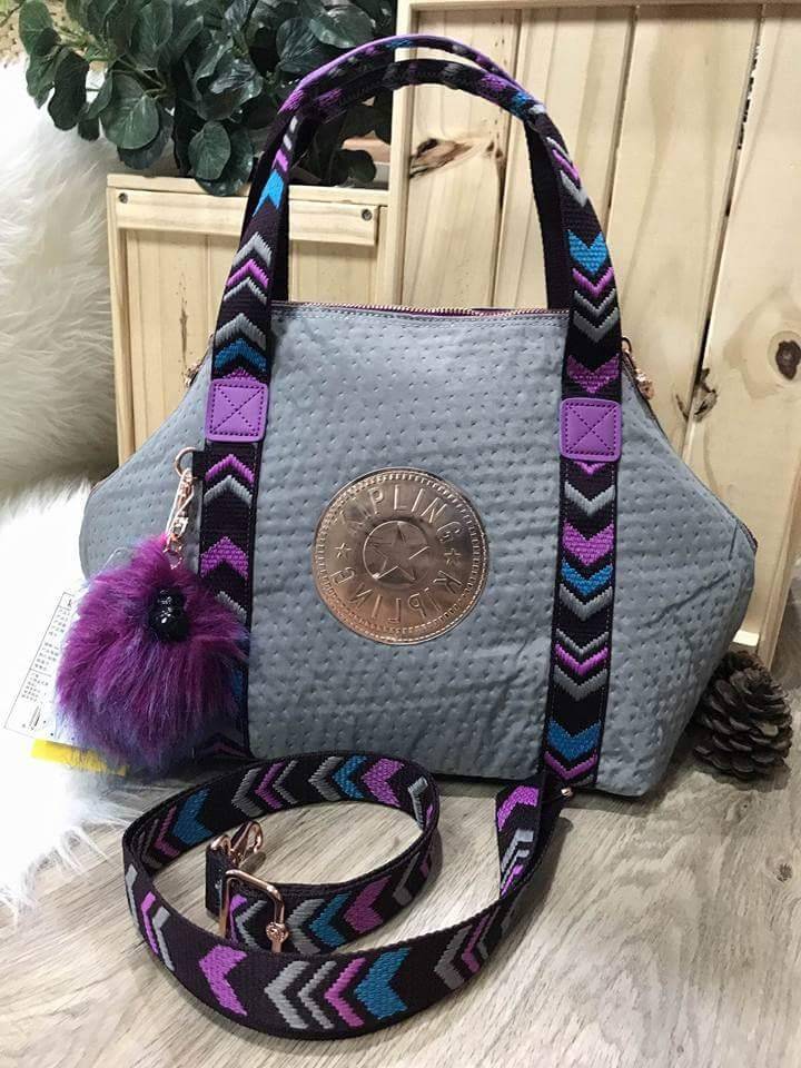 Kipling Shoulder Bag 2017 k13848 [Kipling factory oem HK] กระเป๋าถือหรือสะพายข้าง วัสดุไนล่อนพิเศษ กันน้ำ ได้ในระดับนึง ด้านหน้าติดโลโก้ตัวใหญ่ ด้านข้างเป็น กระดุม มีซิปเสริมสามารถเก็บหรือขยายทรงได้ เปิดปิด กระเป๋าด้วยซิป ด้านในโล่งกว้าง ใส่ของจุพอสมควรค่
