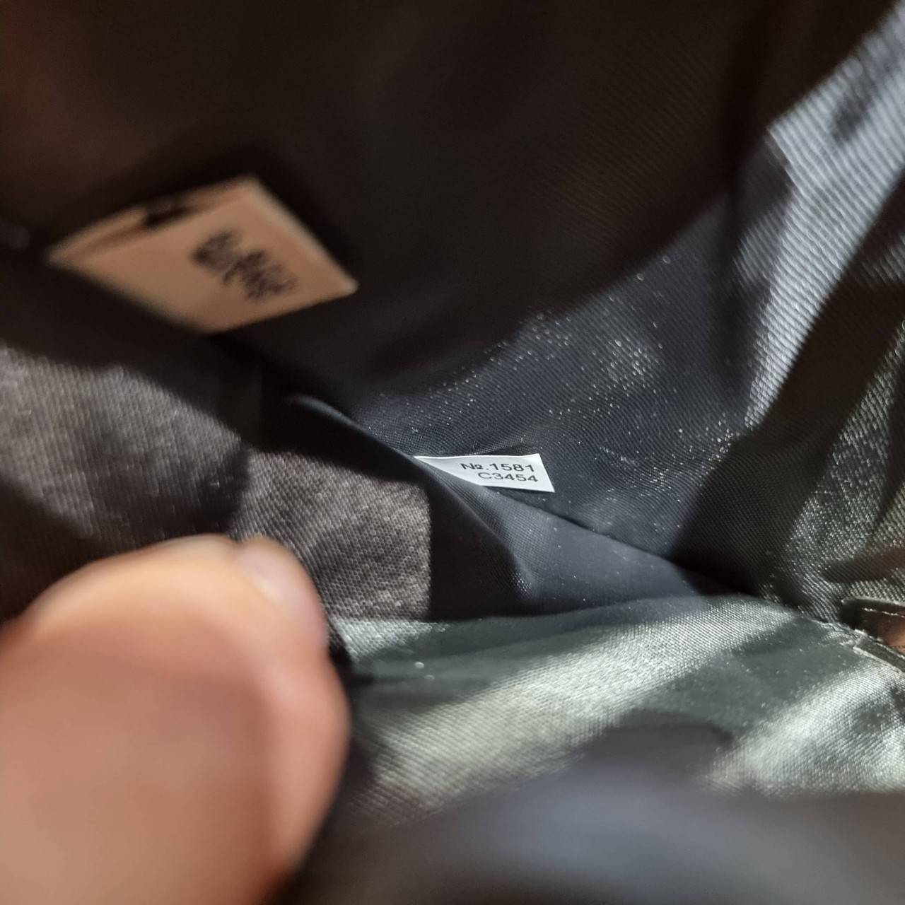 COACH C3454 MEDIUM CORNER ZIP WALLET ความหรูที่ซื้อได้!! กระเป๋าสตางค์ดีไซน์ใหม่ล่าสุด ออกแบบมาหรูดูดี ดีเทลลูกเล่นบุหนัง nappa นิ่มขึ้นเงาสวยมากๆ เปิด-ปิดใช้งานง่าย มีช่องซิปแยก มีช่องใส่บัตร ใส่ธนบัตรได้ทุกชนิด สะดวกใช้จริงๆใบนี้ สาวๆได้ไปใช้แล้วไม่อยาก