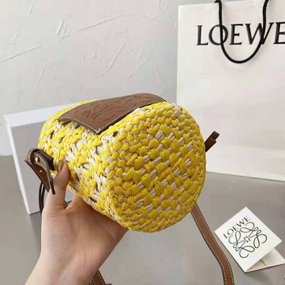 LOEWE Cylinder Pocket in iraca palm and calfskin กระเป๋าสาน สไตล์มินิมอล ไซส์มินิตะมุตะมิ น่ารักไม่ไหว แล้วคือดีต่อใจ แมทช์ง่ายใช้ได้กับทุกลุคค่ะบอกเลย