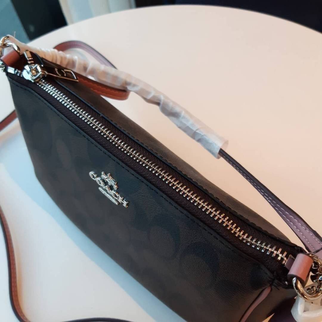 COACH F58321 TOP HANDLE POUCH อีกรุ่นฆ่าไม่ตาย!! 😎 ขายดีขายหมด ขายรวยขายปังๆ!! กระเป๋าพอชจากโค้ช ทรงใช้งานง่าย สะดวก กะทัดรัด วัสดุหนังแคนวาสเคลือบคุณภาพดี มาพร้อมสายคล้องในตัว และสายสะพาย crossbody ปรับเปลี่ยนได้ตามสไตล์ อีกหนึ่งไอเท็มที่สาวๆต้อง