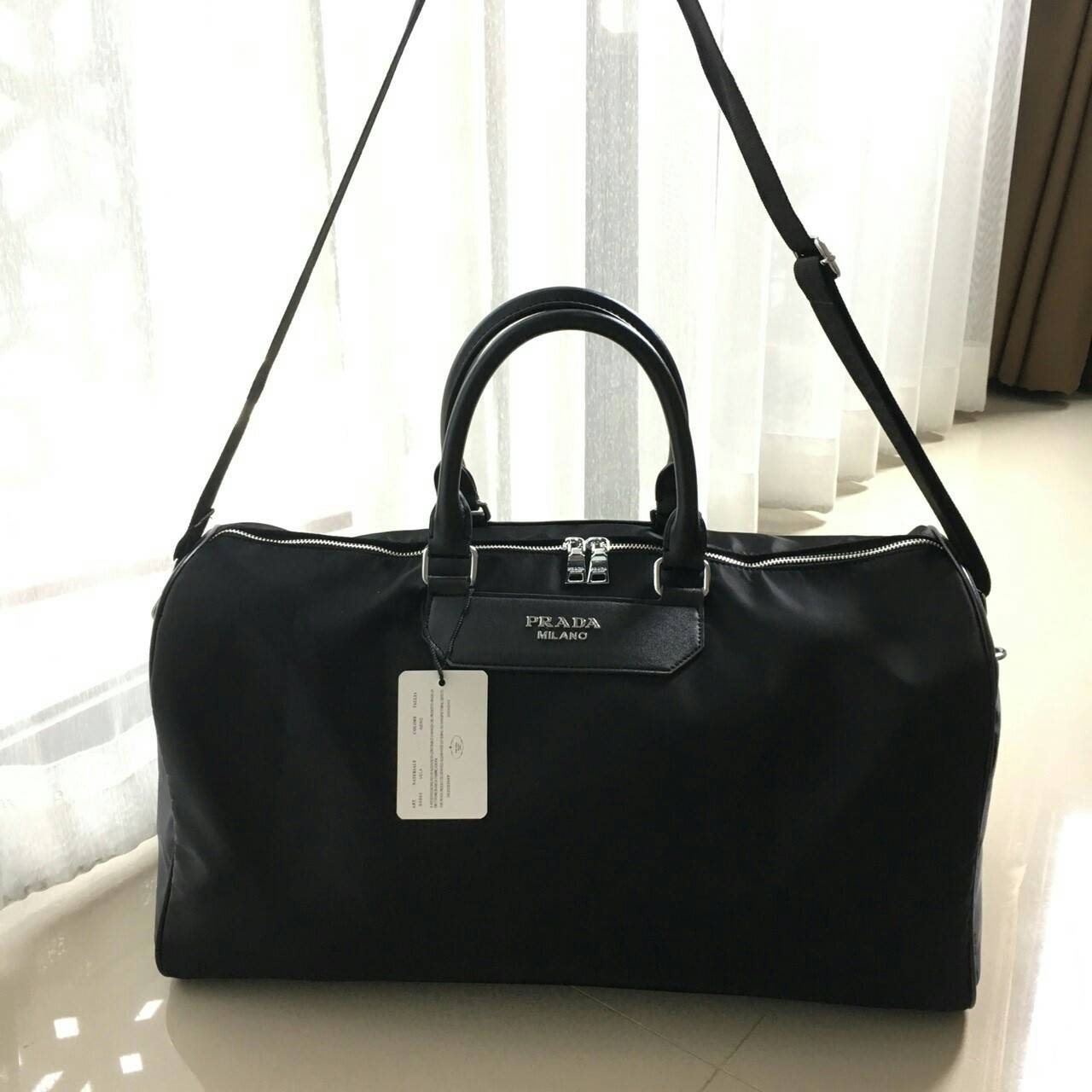 New arrival ! ของมันต้องมี♡ มาใหม่กับ กระเป๋าทรง Travel Bag ใส่ของได้เยอะมาก (มาพร้อมถุงผ้าแบรนด์) ไปต่างประเทศได้สบายคะ หมดห่วง ตัวกระเป๋าทำจากผ้า Nylon อย่างดี สามารถกันน้ำได้ ทรงสวยมากคะ มีความอยู่ทรงในระดับนึงด้านหลังมีช่องซิป มาพร้อมอะไหล่เงิน