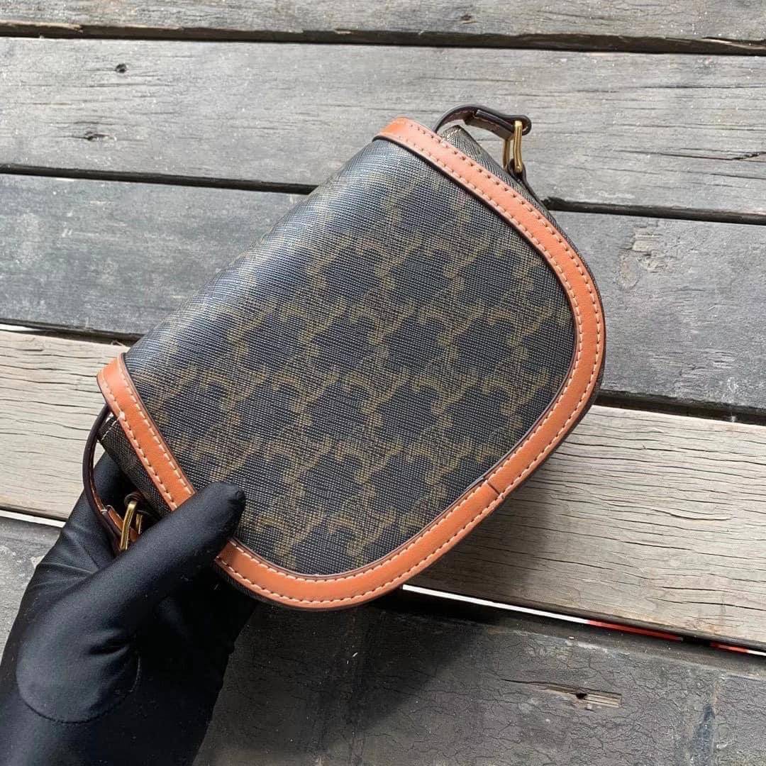 VIP 】หนังแท้ CELINE CROSSBODY BAG CELINE CRECY IN MAILLOM TRIOMPHE JACQUARD AND CAFTSKIN BAG กระเป๋าสะพายทรงสวยหรูอยู่ทรงเปิดปิดด้วยฝาปิดกระดุมโลโก้แบรนด์ ภายในโล่ง ขนาดกะทัดรัด น่ารัก สายสะพายหนังยาวปรับระดับได้จะสะพายไหล่หรือ CROSSBODY ก็ดูดี ตัวจริงสวย