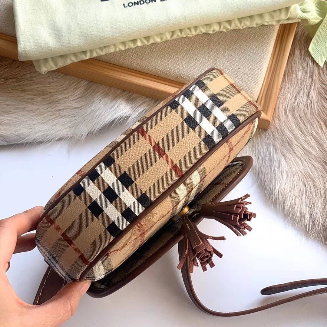 BURBERRY CROSSBODY VINTAGE BAG VIP GIFT WITH PURCHASE (GWP) พรีเมี่ยมกิ๊ฟ Limited Edition จากBURBERRY วัสดุหนังPVC สวยอยู่ทรง เปิดปิดด้วยฝาปิดกระดุมแม่เหล็กประดับริบบิ้นพู่