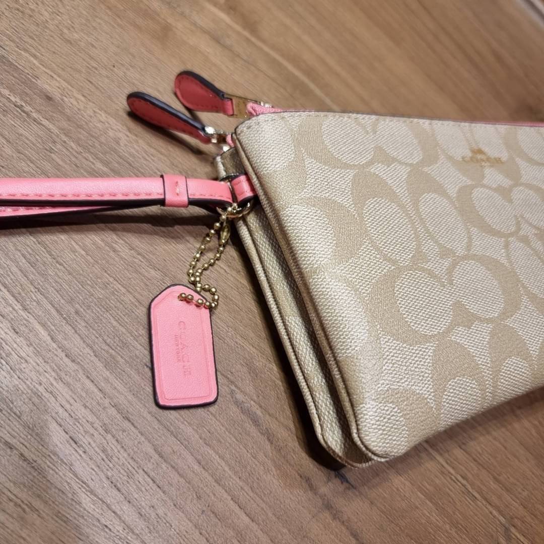 COACH F54057 DOUBLE ZIP WALLET IN SIGNATURE กระเป๋าคล้องมือ size L ใบนี้ใส่มือถือได้ทุกรุ่น ขนาดกำลังดี พกพาสะดวกมากๆ วัสดุหนังสังเคราะห์ ภายในเป็นผ้าสีสวยคม ใส่ธนบัตร ใส่บัตรได้เยอะ ใส่มือถือได้สบายๆทุกรุ่น ตอบโจทย์สาวๆที่ไม่ชอบพกเยอะวุ่นวายจ้า ใบนี้เอาอ