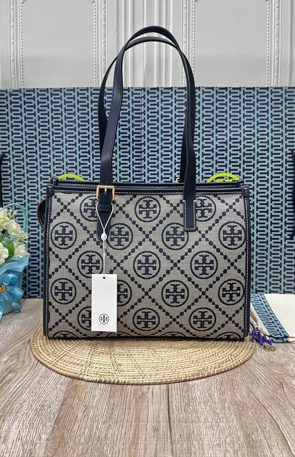 Tory Burch Small T Monogram Tote / TORY BURCH Shopper Tote Bag 32cm ใบใหญ่ กระเป๋าทรงโท้ท รุ่นใหม่ Square Tote ตกแต่งขอบด้วยหนังหรู มาพร้อมช่องเก็บของที่จุของได้มากมาย และสายจับกระเป๋าที่สามารถสะพายขึ้นไหล่ เหมาะสำหรับการใช้งานหลากหลายรูปแบบ รังสรรค์ลงบนก