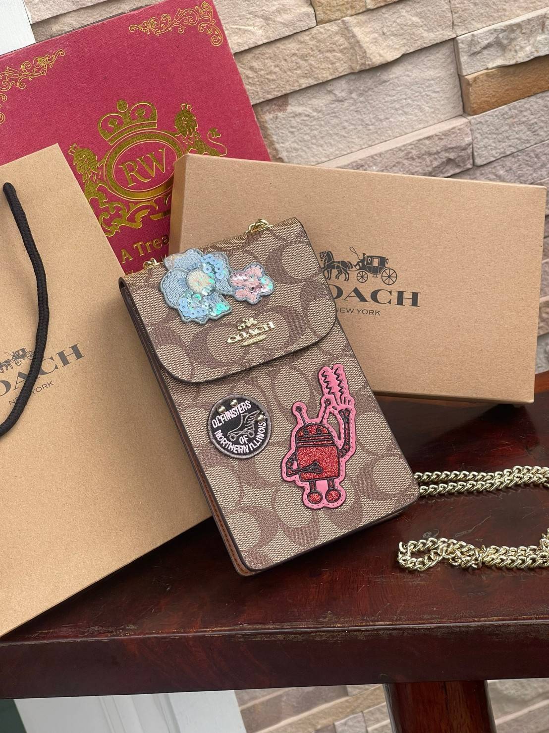 COACH PHONE CASE CROSSBODY BAG ((73486//76988//76357//39955//91046)) COACH NORTH/SOUTH CROSSBODY IN SIGNATURE CANVAS กระเป๋าใส่โทรศัพท์รุ่นนี้ มีความโดดเด่นทั้งดีไซน์และคุณสมบัติในการใช้งาน ด้วยลวดลายที่มีซิกเนเจอร์เป็นเอกลักษณ์แล้ว ด้านหลังยังมีช่องใส่กา