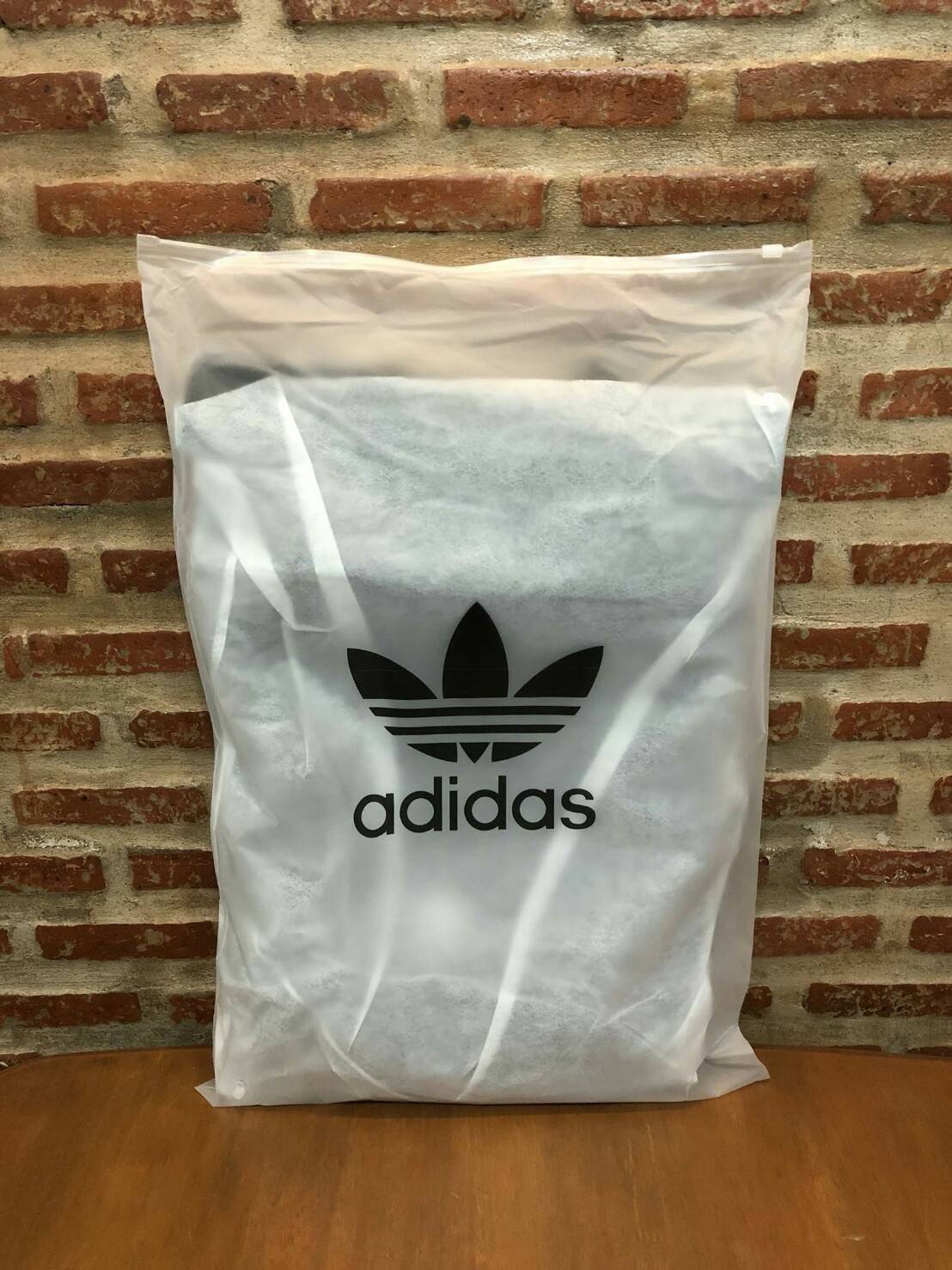Adidas Originals BP Roll Top 3D Mesh 2017 Backpack Bag DH0100 กระเป๋าเป้สะพายหลัง สีใหม่ ดีไซน์แบบ 3 มิติ วัสดุ polyurethane ใช้ลูกเล่นของเหลี่ยม และมุมเชื่อมเข้าหากัน การออกแบบกระเป๋าเป็นเหมือนถุงทรงสูง ส่วนปากกระเป๋า เปิดปิดแบบตีนตุ๊กแกม้วนพับ และติดกระ