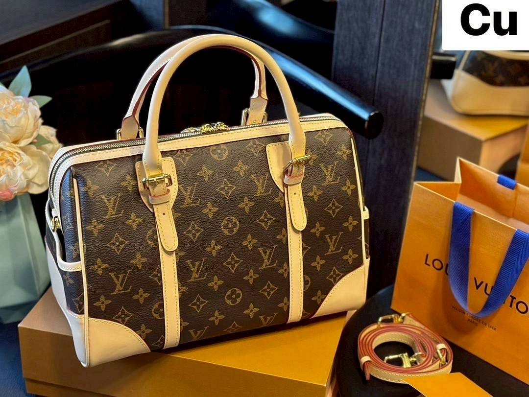 LV BOLSA BERKELEY MONOGRAM BAG กระเป๋าสะพายทรงหมอนดีไซน์วินเทจใบใหญ่ แต่งเพลทสีทองปั้มโลโก้ด้านหน้าสวยหรูโดดเด่น หูจับในตัวและสายคล้องไหล่ รูปทรงสวยตลอดกาล