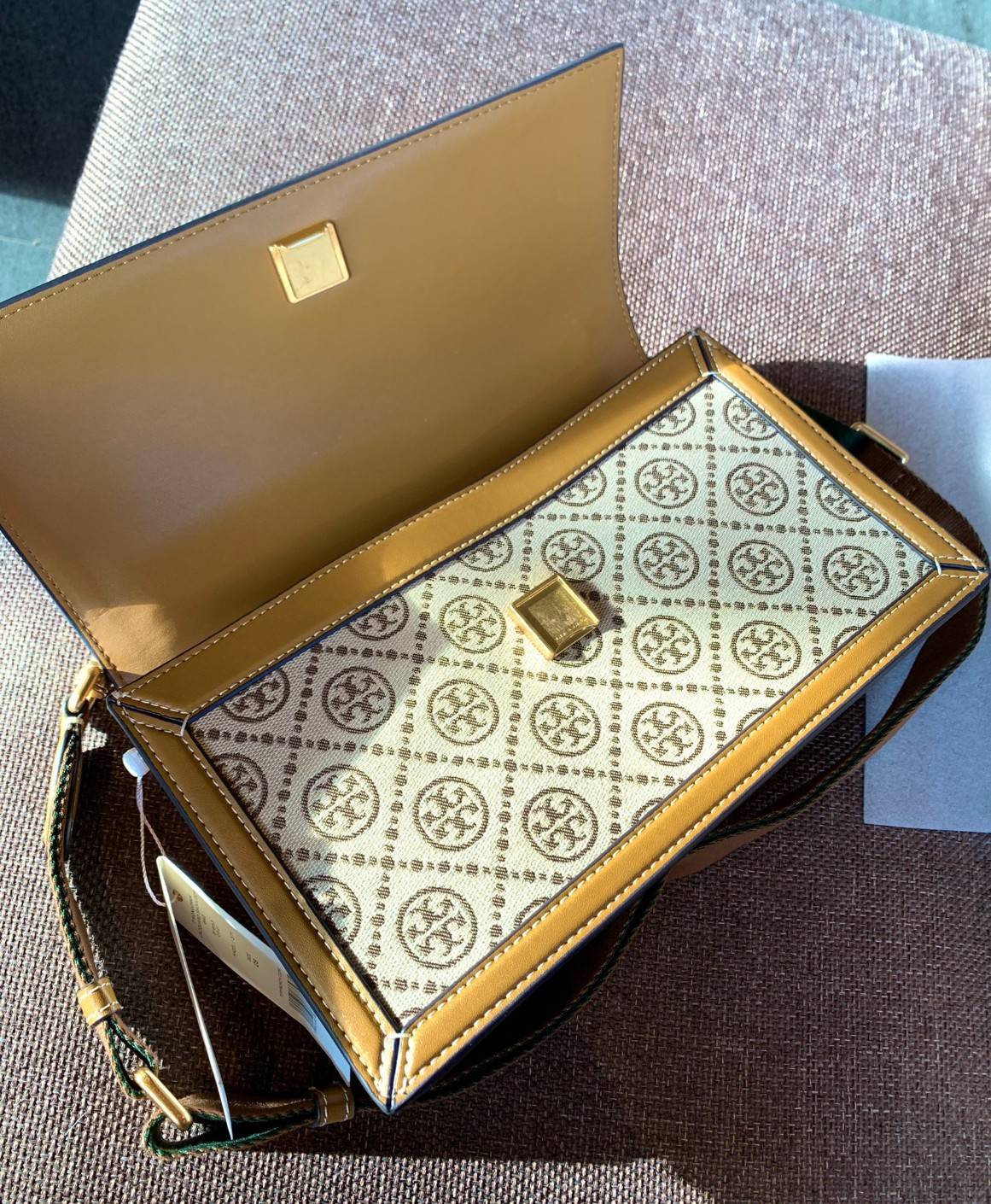 คุณภาพจัดเต็มกันเลยค่าา😘Tory Burch T Monogram Jacquard Shoulder Bag ห้ามพลาด! กระเป๋าสะพายแบบครอสบอดี้ร์ วัสดุJacquard+หนังแท้ชั้นดี ได้ลงตัวสวยงาม รูปแบบร่วมสมัยตามแบบฉบับแบรด์ได้ดีทีเดียวค่ะ! เปิดปิดกระเป๋าแบบอะไหล่แบรนด์ล็อคแม่เหล็ก