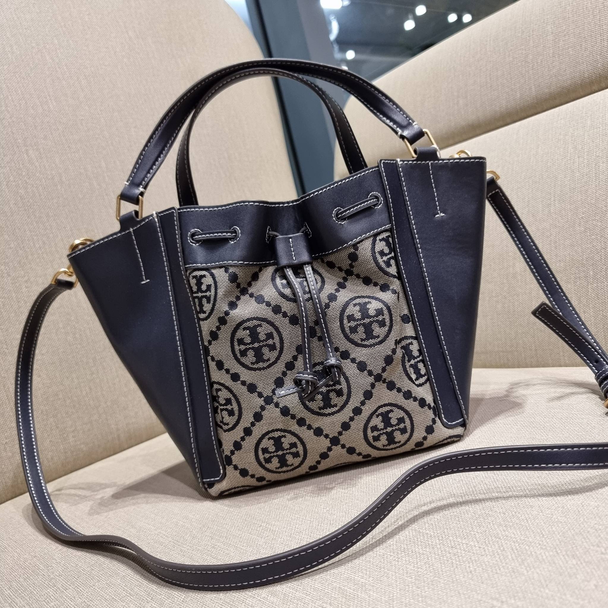 TORY BURCH MCGRAW DRAGONFLY IN MONOGRAM JACQUARD / Tory burch bucket สวยก่อนใคร ไม่ต้องพรีฯ กับกระเป๋าลายโมโนแกรมยอดฮิต ที่มาในรูปทรงดีไซน์ใหญ่ สวยเก๋ ไม่เหมือนใคร ไม่มีซ้ำ!! ใช้งานได้สะดวกด้วยหูจับในตัว และสายสะพายข้างเอามาปรับใช้สะพายได้ตามชอบ ด้านหน้าต