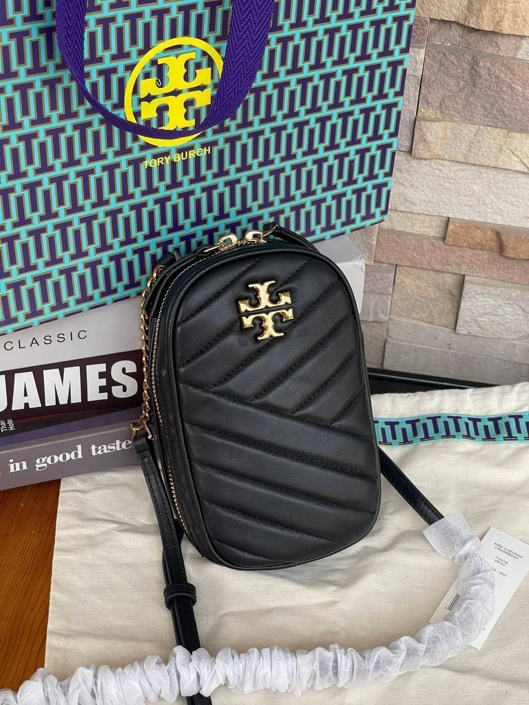OUTTLET 】Tory burch kira chevron n/s crossbody bag กระเป๋าสำหรับใส่มือถือหรือของจุกจิกต่างๆ ได้กลายมาเป็นแฟชั่นสุดร้อนแรงแห่งปี คอลเลคชั่นนี้ออกมาเพื่อเอาใจสาวๆโดยเฉพาะ สีสันสุภาพเพื่อให้แมทช์กับสีสันของเสื้อผ้า ได้ง่าย ภายในยังสามารถแบ่งสันปันส่วนไว้สำหร
