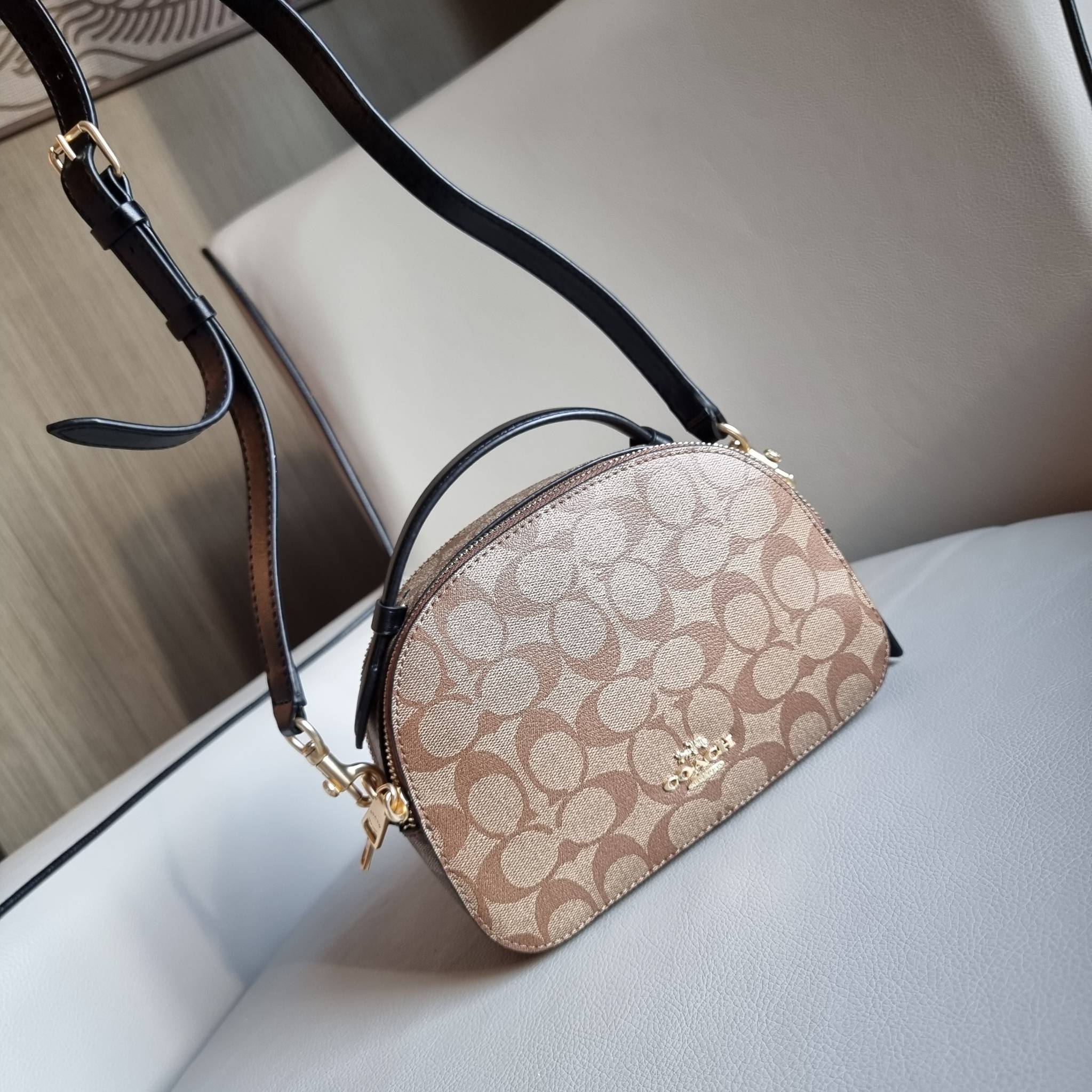 OUTLET 】COACH 1591 SERENA SATCHEL IN SIGNATURE CANVAS กระเป๋าสะพายคอลเลคชั่นยอดฮิต ดีไซน์ลุคผู้ดี ต้องยกให้น้องใบนี้เลย!! จัดสีขายดี สีลุคคุณหนูมาให้ สวยตาแตก!! วัสดุหนังแคนวาส เปิด-ปิดด้วยซิป 2 ช่องหลัก ภายในเป็นช่องโล่ง เก็บของได้แบบสบายๆ ใส่มือถือได้ทุ