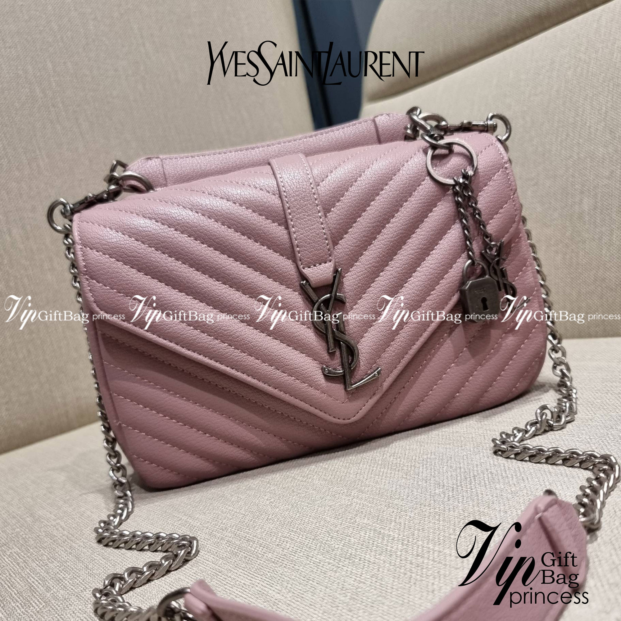 Yves Saint laurent crossbody boutique vip bag กระเป๋าสะพายไหล่ ดีไซน์ทรงสวยหรู พิเศษ แถมฟรี พวงกุญแจห้อยโลโก้ ดูแพงไปหมดจริงๆไอเท็มนี้ วัสดุหนังสังเคราะห์ลายคาร์เวีย เปิด-ปิดด้วยกระดุมแม่เหล็ก ภายในโล่งกว้าง แบ่งสัดส่วนไว้อย่างดี มาพร้อมหูจับในตัว และสายส