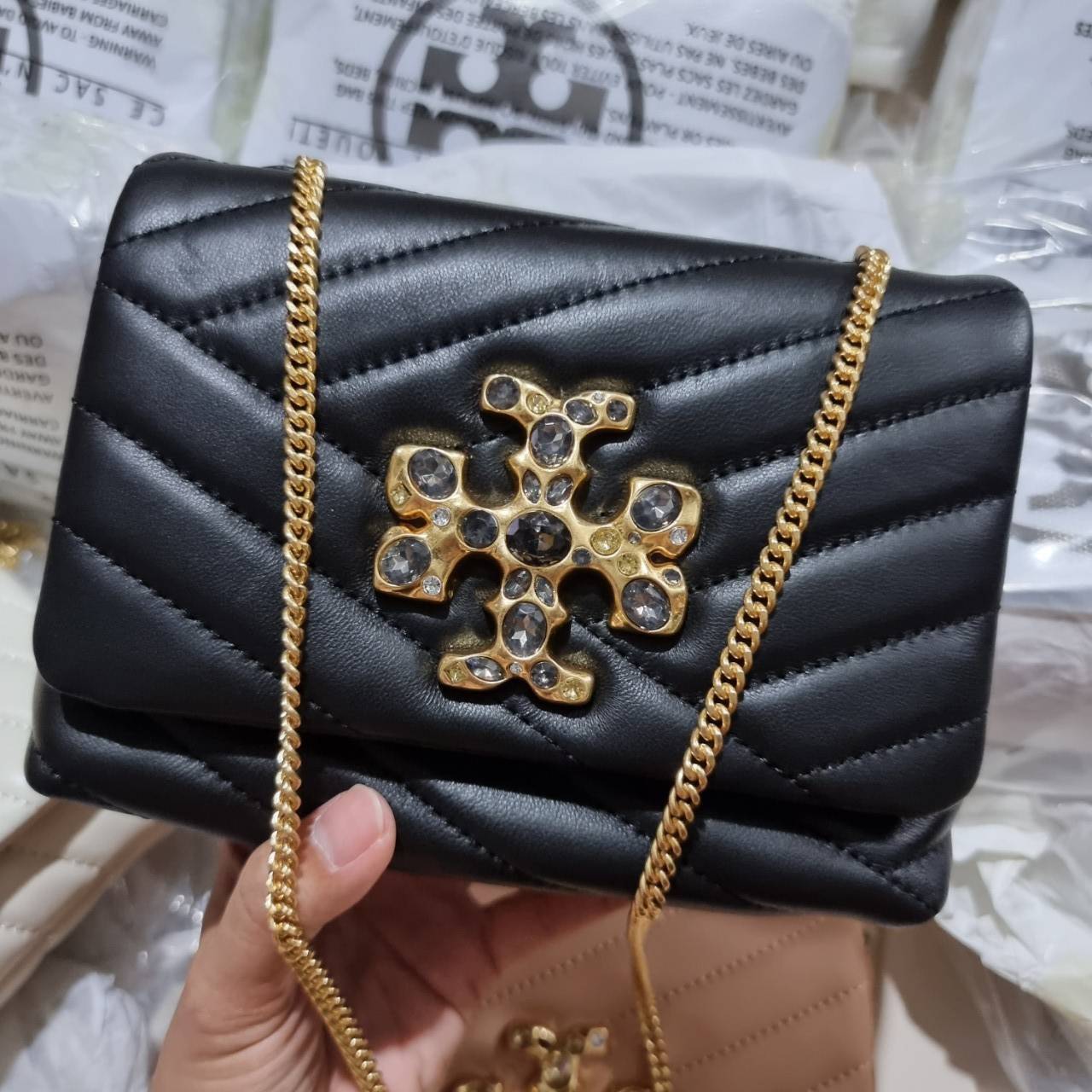 TORY BURCH KIRA CHEVRON EMBELLISHED LOGO MINI BAG ตามคำเรียกร้องจ้า!! ไซส์มินิ สะดวกใช้ พกพาง่าย สไตล์คุณหนู!! กระเป๋าสะพายข้าง ดีไซน์ทรงคลาสสิค โดดเด่นด้วยโลโก้ดีไซน์ประดับเม็ดสี เพิ่มมูลค่าและดึงดูดสายตามากขึ้น วัสดุหนังแกะ สัมผัสนิ่มมือ เปิด-ปิดด้วยกระ