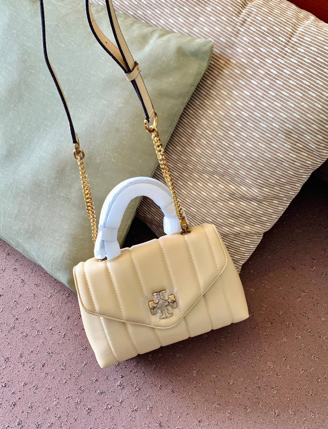 TORY BURCH KIRA QUILTED SMALL BAG พร้อมส่งที่ไทย ไม่ผิดหวังแน่นอนค่ะ! กระเป๋าหิ้วหรือสะพายข้างได้ วัสดุหนังแกะแท้ทั้งใบ ((หนังแกะจะมีคุณภาพดีเงานิ่มและแพงกว่าหนังวัวจ้า)) หนังนิ่มสวยงามมากๆค่ะ เปิดปิดกระเป๋าแบบหมุนล็อคแบบโลโก้แบรนด์ ใช้อะไหล่คลาสสิคดูหรูเ