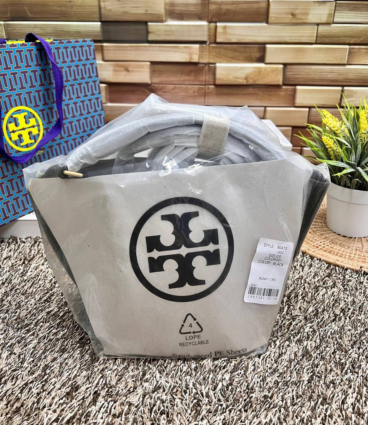 TORY BURCH MCGRAW DRAGONFLY MINI SATCHEL ((90474)) พร้อมส่งที่ไทย แนะนำต้องมีติดตัว สวยมากๆ! กระเป๋าหิ้วหรือสะพายข้างได้ หนังแกะนิ่มสวย อย่างดีเลยค่ะ ดีเทลด้านหน้าแบบหูรูด ปากกระเป๋าเปิดปิดแบบกระดุมแปลก ภายในโล่งกว้าง ใส่ของได้ครบครันหายห่วงค่ะ; มีช่องให้