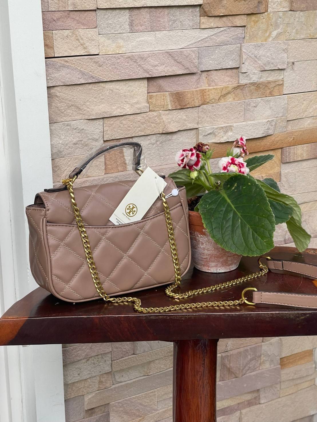 Tory burch crossbody and mini top handle Bag กระเป๋าถือที่มีดีไซน์แสนจะธรรมดาแต่ให้ลุดสุดชิด โดยลวดลายการเดินด้ายกระเป๋าที่มีรสนิยมดูแล้วคลาสสิค ตัวกระดุมของกระเป๋าเปิด-ปิดได้ง่าย หนังมีความนิ่ม จะถือก็ให้ความเก๋ได้อีกแบบ เหมาะกับการไปเที่ยวทั้งในวันสบาย