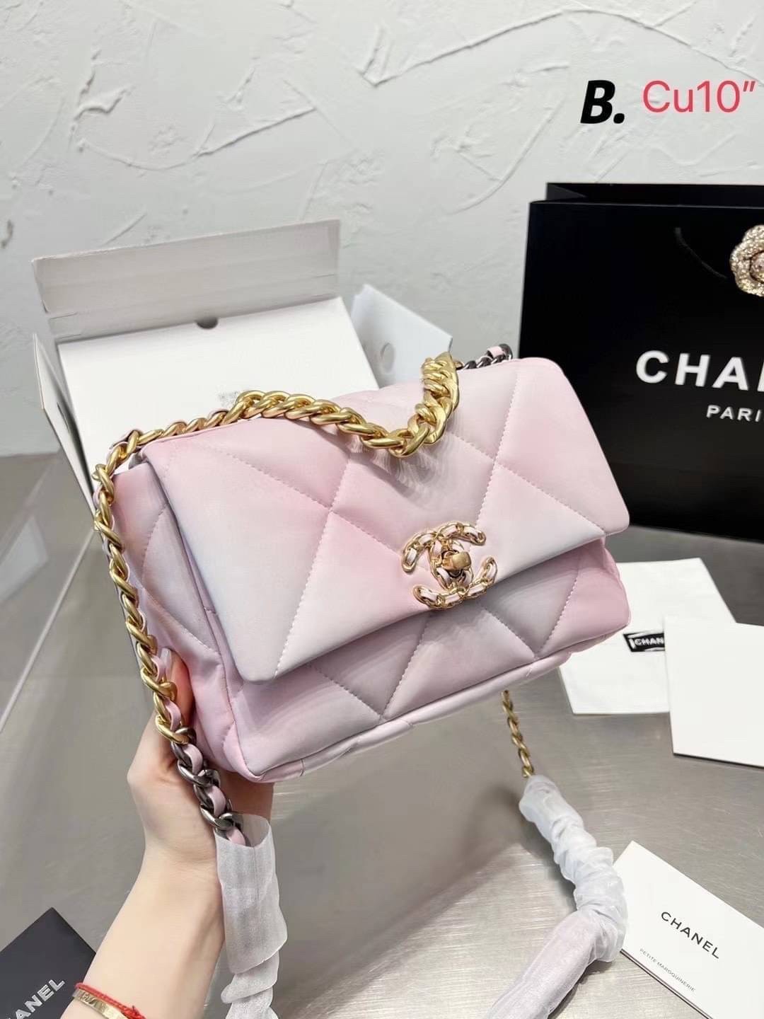 CHANEL 19 FLAP BAG กระเป๋าสะพายทรงคลาสสิค โทนสีหวานละมุน หนังนิ่ม เงาขึ้นรูปสวย ดีไซต์สายสะพายโซ่สองสีสลับหนัง ตกแต่งโลโก้แบรนด์ที่ด้านหน้าอะไหล่สีทอง สวยหรูมาแต่ไกล ด้านหลังมีช่องสำหรับเก็บของหนึ่งช่อง สามารถสะพายออกงานได้หลายโอกาส สวยงามไม่ผิดหวังค่ะ